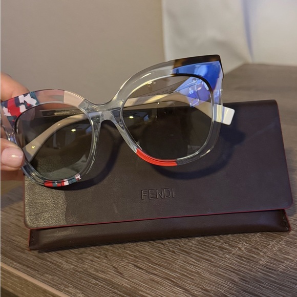 Fendi Oversized Cat-Eye Sunglasses - Picture 5 of 6
